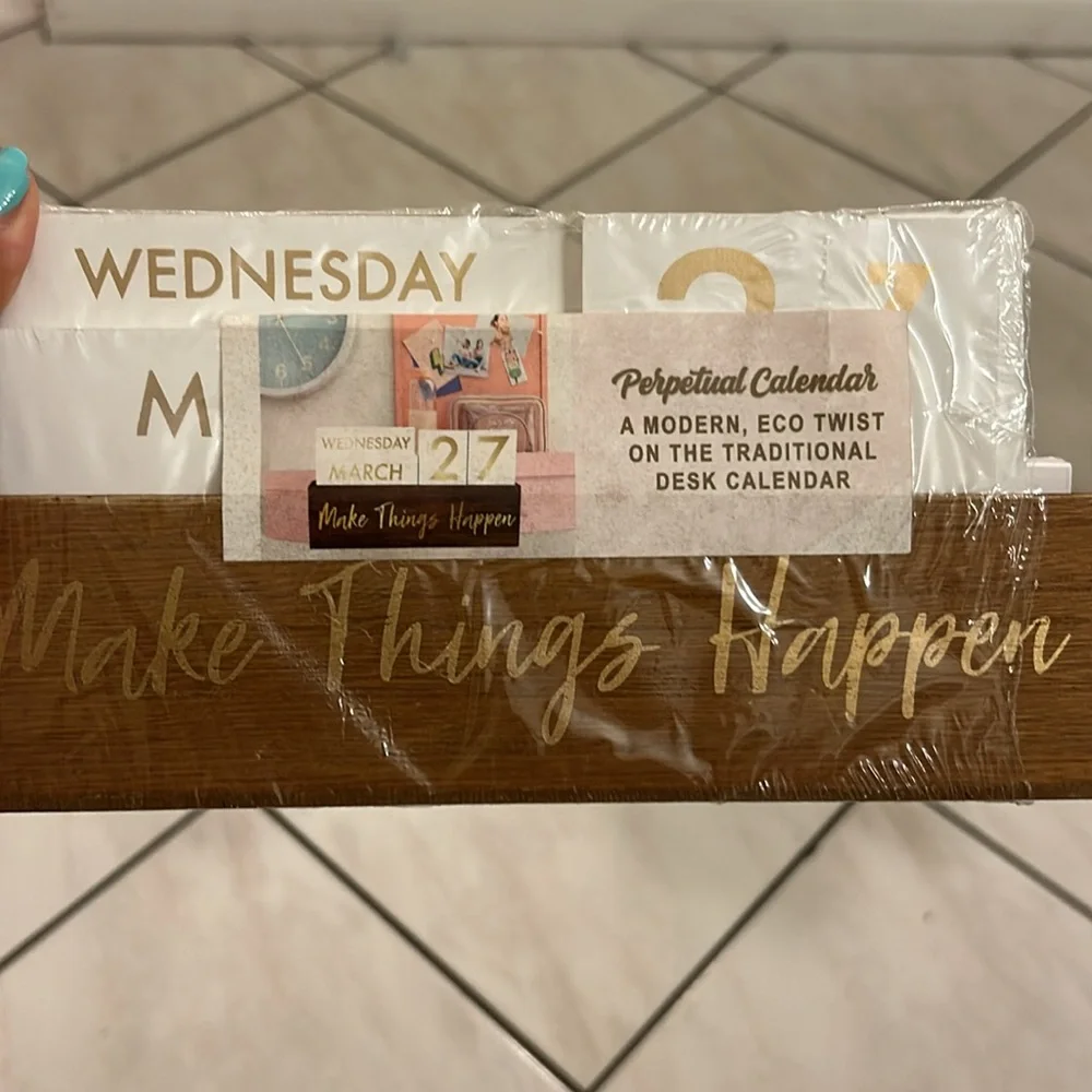 Wooden desk calendar